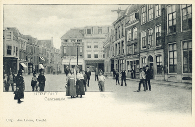 405 Gezicht op de Ganzenmarkt te Utrecht met rechts het Hoofdbureau van Politie (Ganzenmarkt 13).
